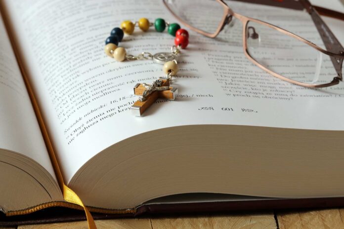 Biblia y rosario