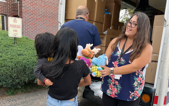 Camión de pañales, provida, ayuda a mujeres embarazadas y niños
