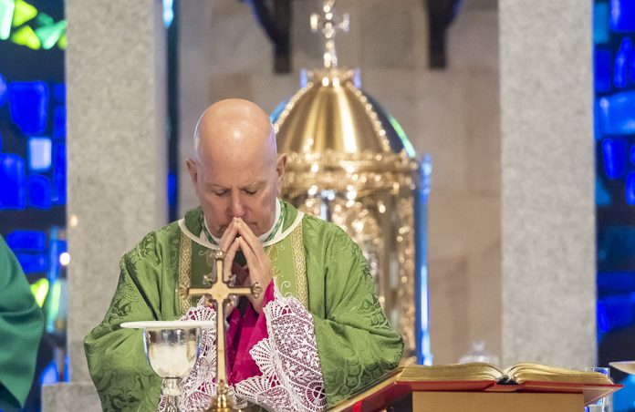 Samuel J. Aquila celebrando Misa